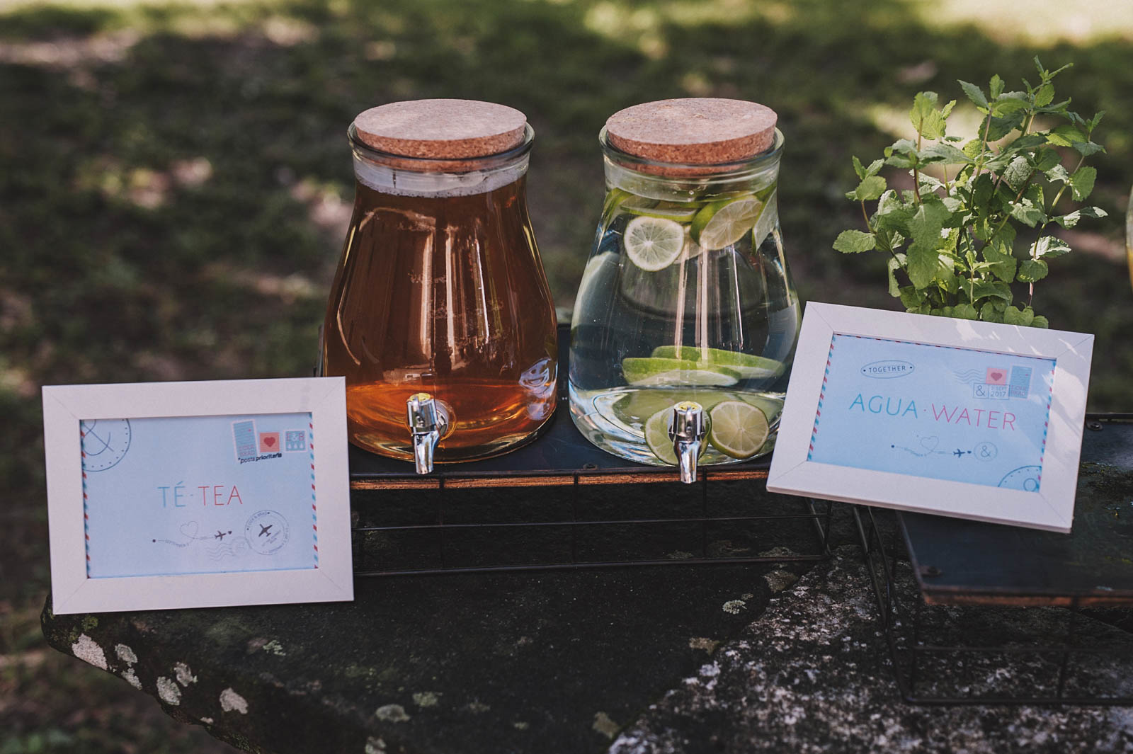 Puesto de limonada, té y agua en la boda de E&B en Garai organizada por Conmemora Wedding Planner