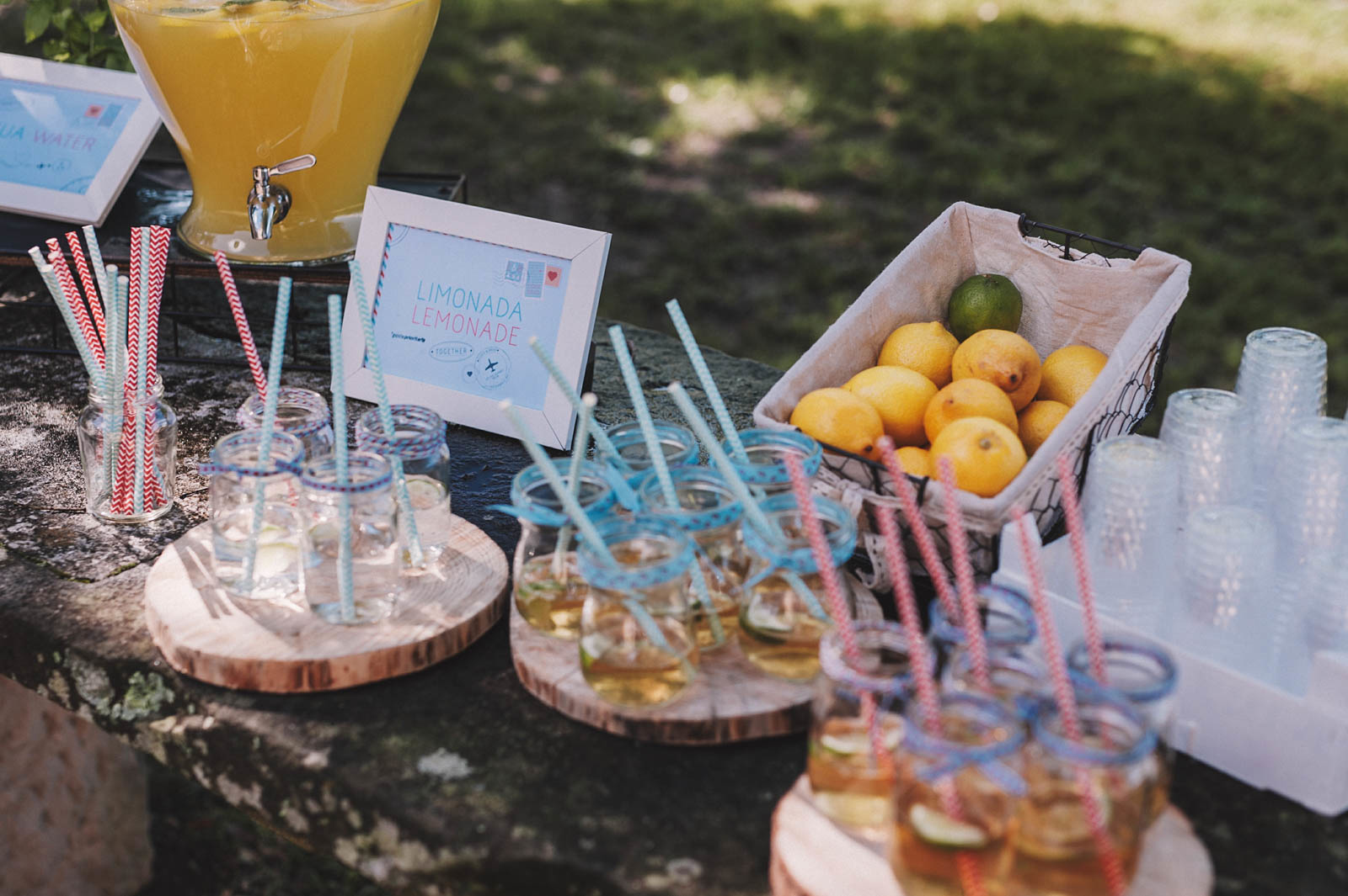 Puesto de limonada, té y agua en la boda de E&B en Garai organizada por Conmemora Wedding Planner