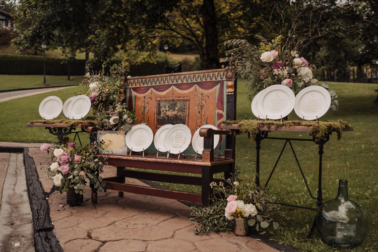 boda covid, vista general del seating platos caligrafiados