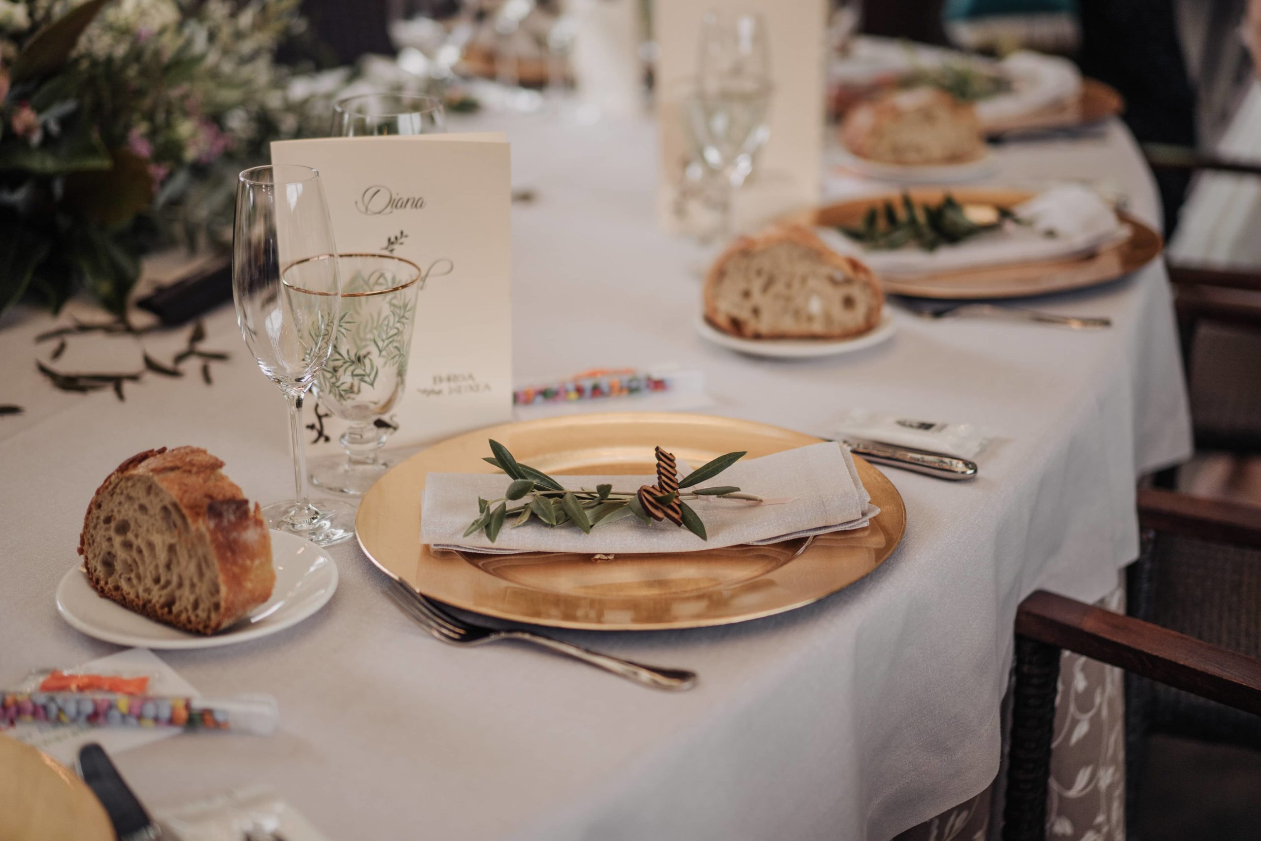 boda covid, vista de la mesa presidencial, bajo plato dorado y olivo