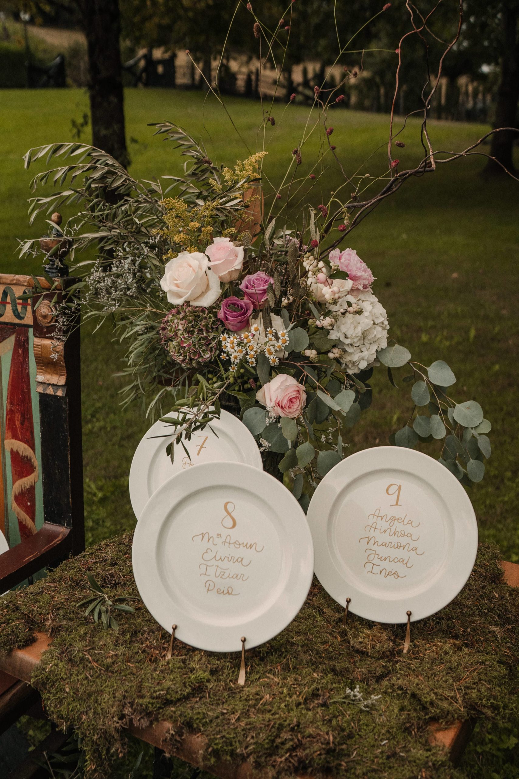 boda covid, vista parcial del seating platos caligrafiados